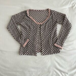 Very cute cardigan 🌸
Detailed neckline and hands 
Does not close